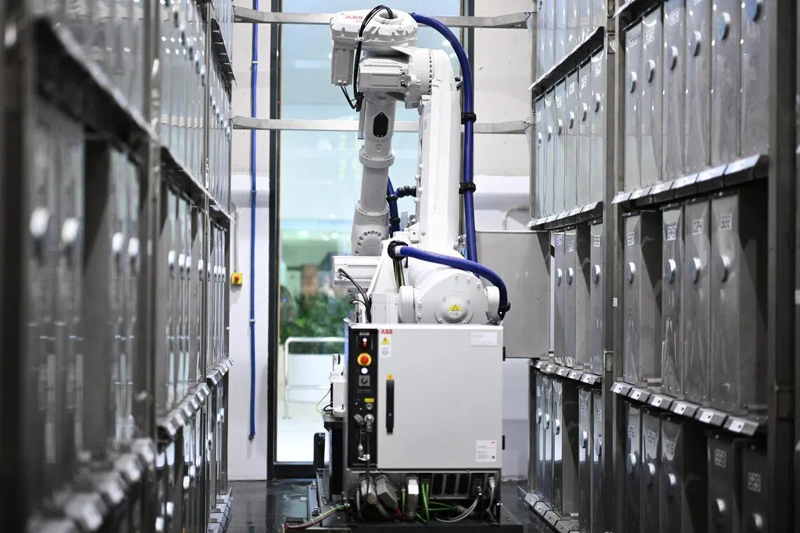 A robotic arm brings visitors a portable locker in their changing rooms to place their belongings, before whisking it away for storage.