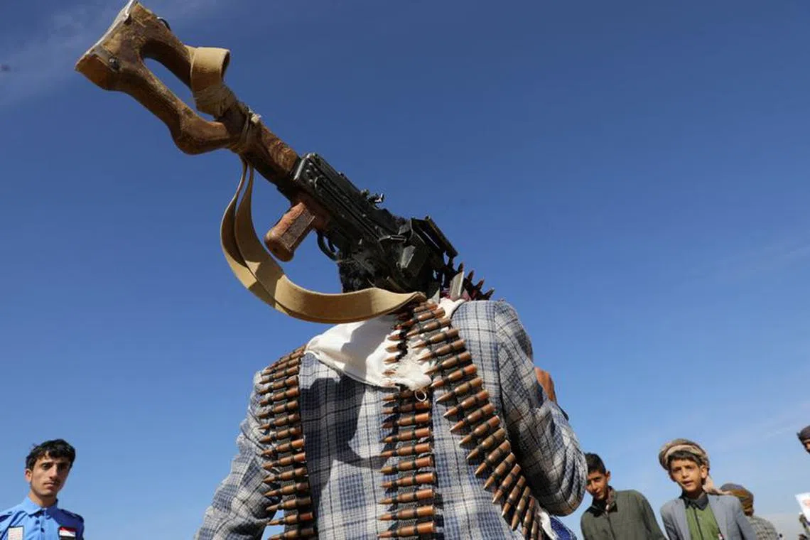 A tribesman loyal to the Houthis carries a machine gun during a military parade for new tribal recruits amid escalating tensions with the U.S.-led coalition in the Red Sea, in Bani Hushaish, Yemen January 22, 2024. REUTERS/Khaled Abdullah