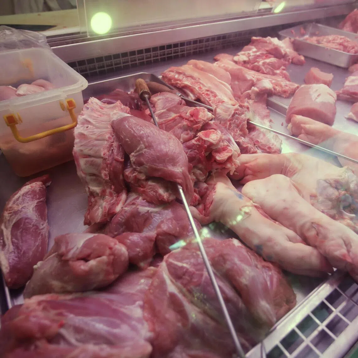 Hundreds of traders staged a demonstration at the mayor’s office on the afternoon of Feb 26 to protest the circular. 