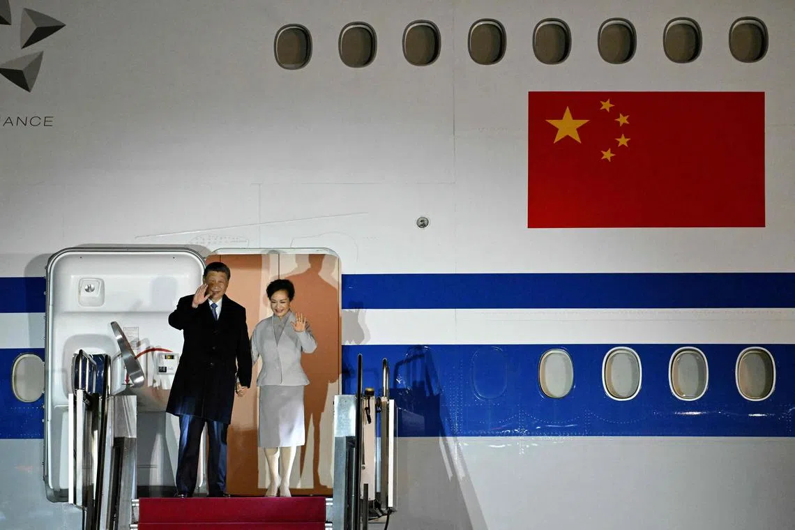 Chinese President Xi Jinping and his wife Peng Liyuan arrive in Hungary.