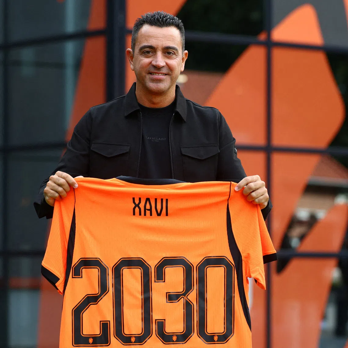 Soccer Football - Netherlands unveil Xavi Hernandez as new coach - KNVB Campus, Zeist, Netherlands - August 25, 2026 Netherlands coach Xavi Hernandez poses with the kit announcing his new contract REUTERS/Piroschka Van De Wouw