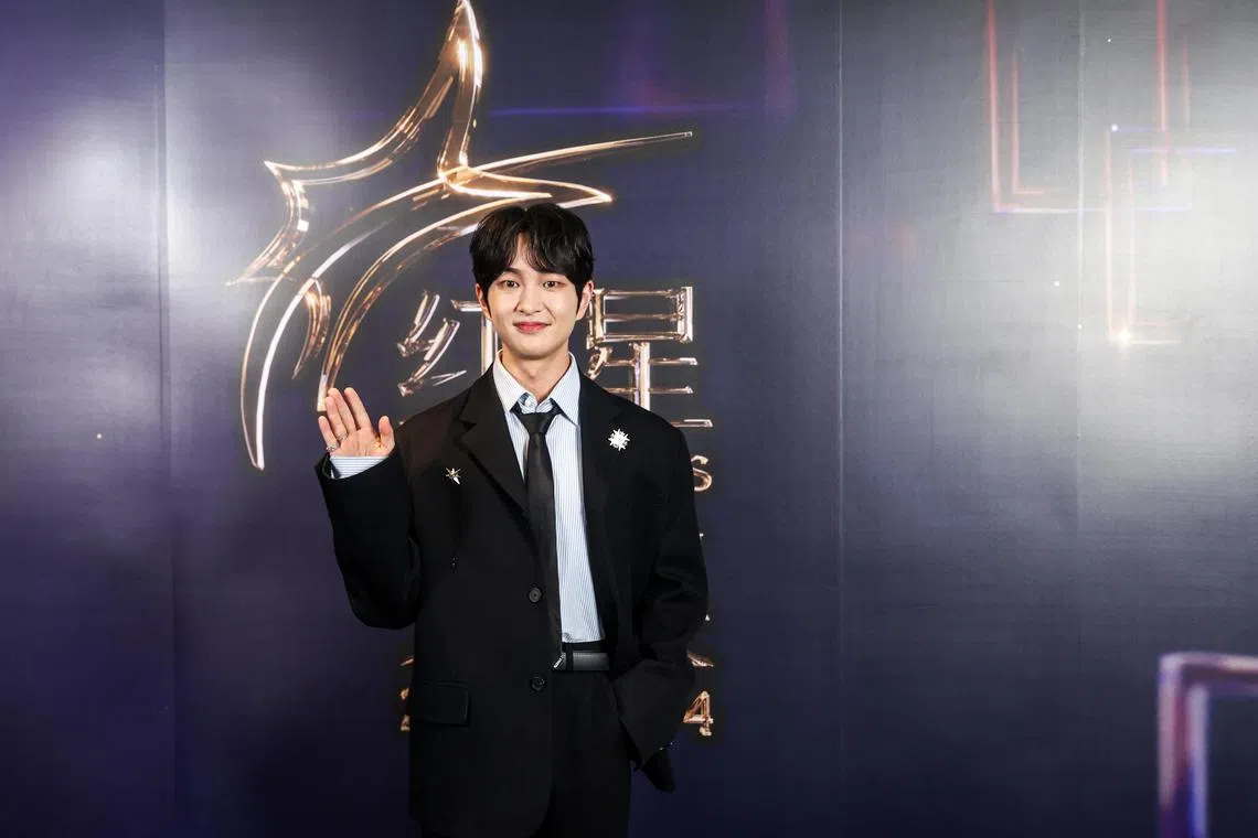 新传媒“红星大奖2024”颁奖典礼，韩国艺人温流（Onew）担任海外表演嘉宾。