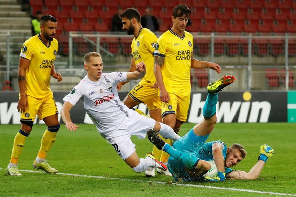 FILE PHOTO: Soccer Football - Europa Conference League - Group A - LASK Linz v Maccabi Tel Aviv - Worthersee Stadion, Klagenfurt, Austria - September 30, 2021 Maccabi Tel Aviv's Daniel Peretz in action with Lask Linz's Christoph Monschein REUTERS/Leonhard Foeger/File Photo