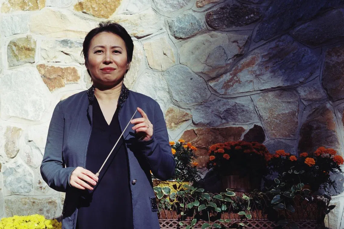 FILE Ñ Xian Zhang, the New Jersey SymphonyÕs music director, in Summit, N.J., Oct. 31, 2020. New Jersey is squeezed, geographically, between two of the worldÕs greatest ensembles, the New York Philharmonic and the Philadelphia Orchestra Ñ smaller than either of those giants, the New Jersey Symphony has lately punched above its weight in programming ambition. (Douglas Segars/The New York Times)