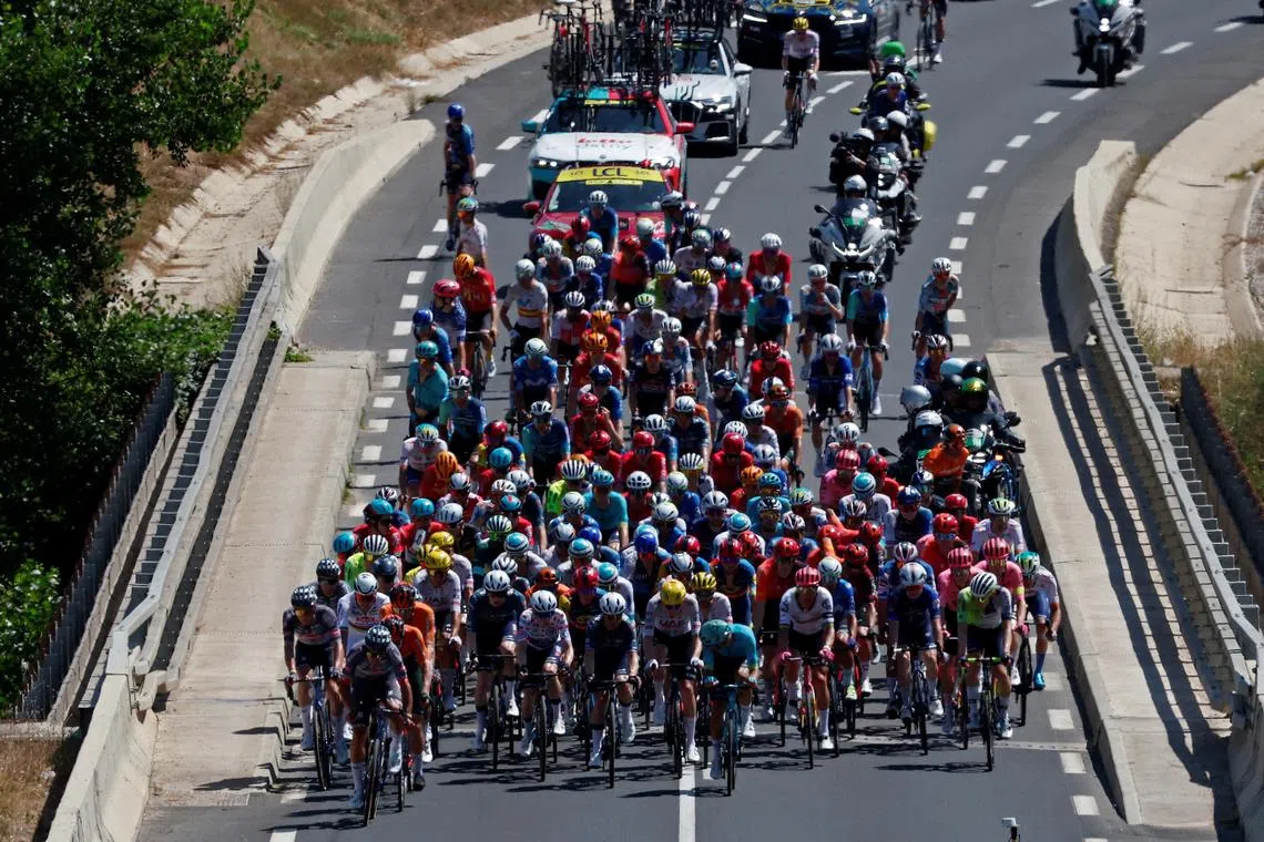 FILE PHOTO: Cycling - Tour de France - Stage 16 - Gruissan to Nimes - Gruissan, France - July 16, 2024 General view of the peloton in action during stage 16 REUTERS/Stephane Mahe/File Photo