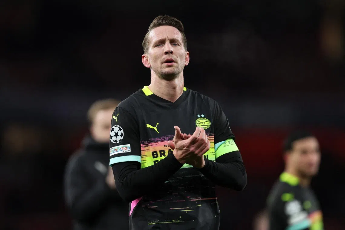 FILE PHOTO: Soccer Football - Champions League - Round of 16 - Second Leg - Arsenal v PSV Eindhoven - Emirates Stadium, London, Britain - March 12, 2025 PSV Eindhoven's Luuk de Jong applauds fans after the match REUTERS/David Klein/File Photo