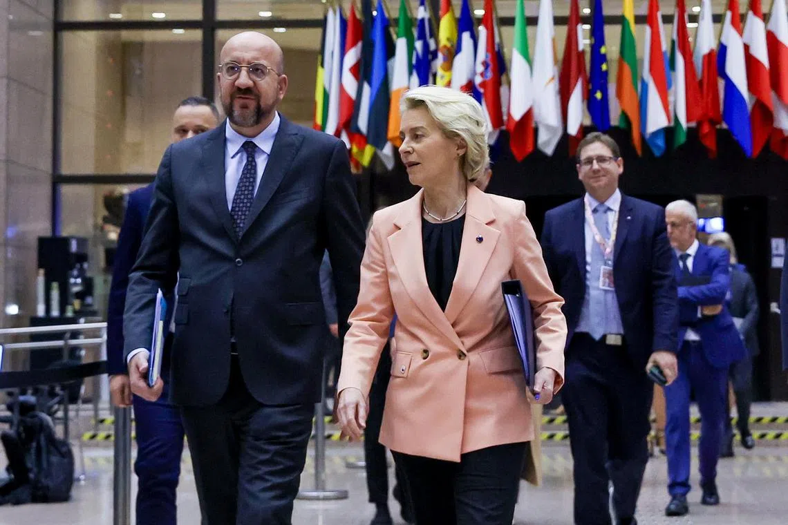 epa11235132 European Commission President Ursula von der Leyen (C) and European Council President Charles Michel (L) on their way to a press conference at the end of the first day of a two-day EU summit in Brussels, Belgium, 21 March 2024. EU leaders are meeting in Brussels to discuss continued support for Ukraine, the developing situation in the Middle East, security and defense, enlargement, external relations, migration, agriculture as well as the European semester.  EPA-EFE/OLIVIER HOSLET