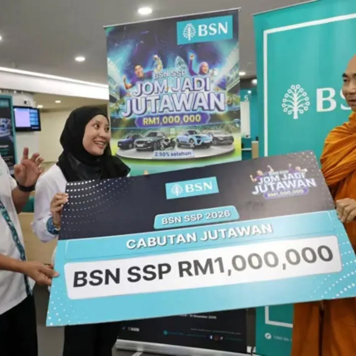 Buddhist monk Chan Chai Siang (right) receiving his RM1 million (S$311,947) mock cheque from BSN representatives. 