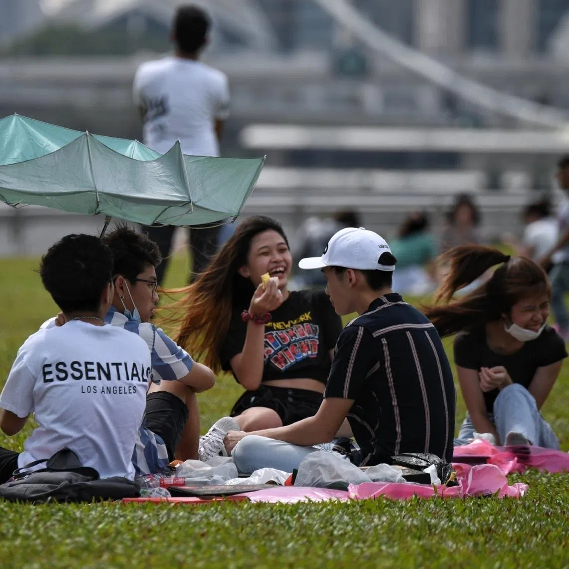 89.5 per cent of Singaporeans have at least one close friend – defined as people respondents feel at ease with and who they can talk to about private matters, or call on for help.