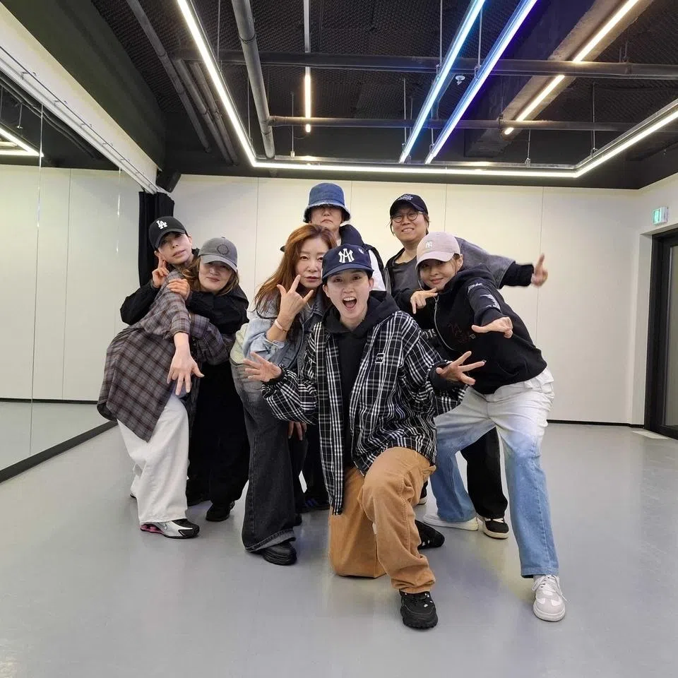 Yang Jin-kyung (front) and her students at a Hongdae studio.