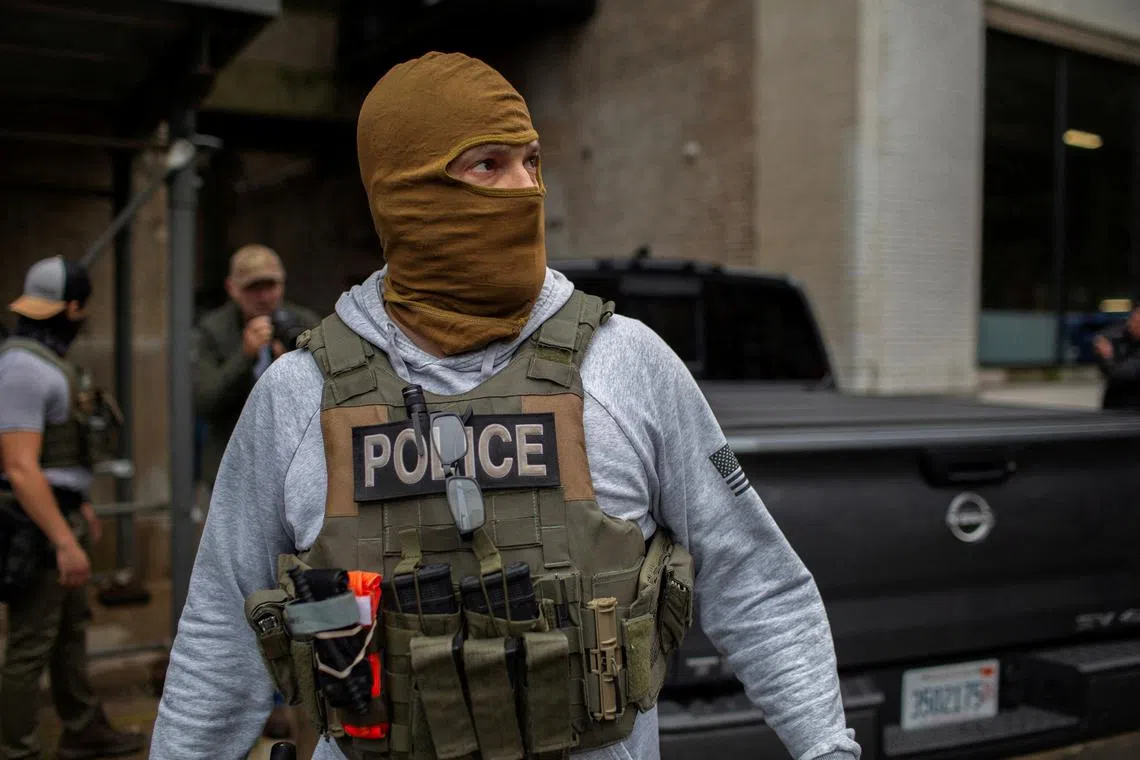 FILE PHOTO: A federal agent walks back to his vehicle after making immigration arrests in Chicago, Illinois, U.S. June 4, 2025.   REUTERS/Jim Vondruska/File Photo