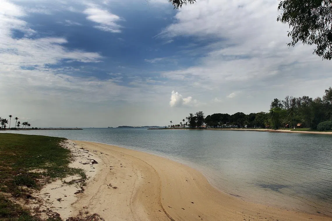 韩都岛（Pulau Hantu）其实是由两个岛屿组成，之间有一个波涛平静，水质清澈的泻湖（Lagoon），低潮时能够涉水而过。 