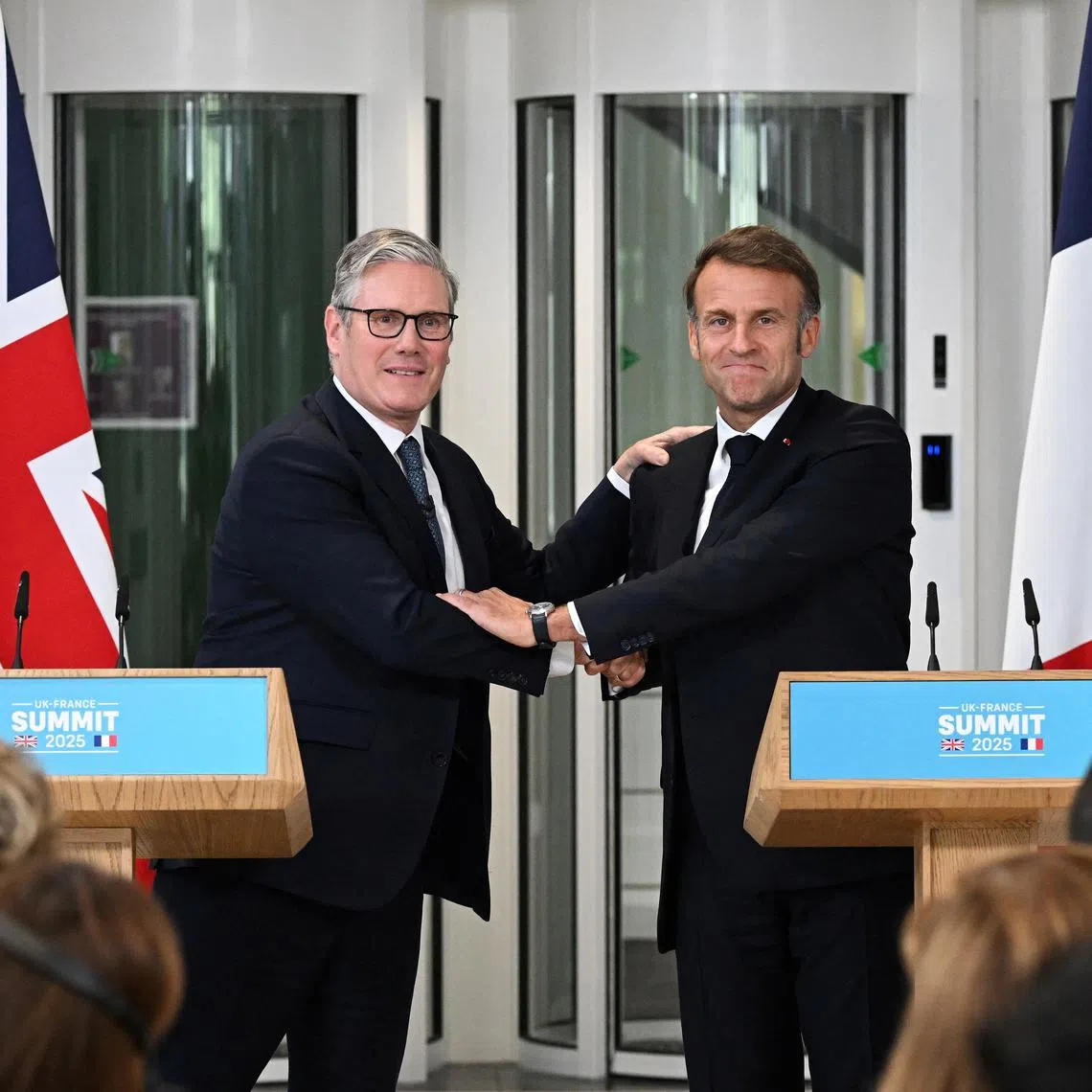 FILE PHOTO: British Prime Minister Keir Starmer (L) and French President Emmanuel Macron shake hands as they hold a press conference on July 10, 2025 in London, England. Leon Neal/Pool via REUTERS/File Photo