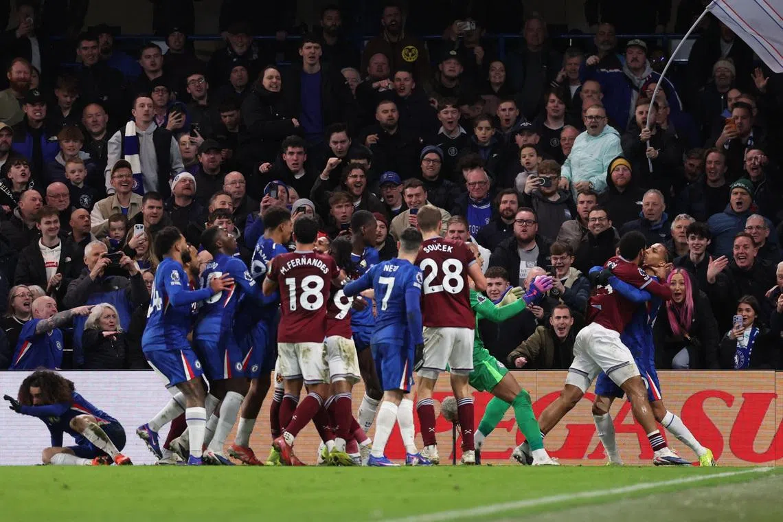 Soccer Football - Premier League - Chelsea v West Ham United - Stamford Bridge, London, Britain - January 31, 2026  West Ham United's Jean-Clair Todibo clashes with Chelsea's Joao Pedro and is later sent off REUTERS/David Klein