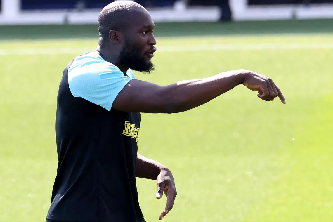 Inter striker Romeu Lukaku, taking part in a training session, was a victim of racist abuse by the Juve fans.