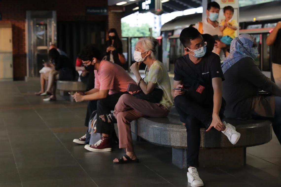 ST20230112_202320864817/pixgeneric/Ryan Chiong Commuters await the train at the Yew Tee MRT Station as the evening light falls upon them. Can be used for articles about MRT, Yew Tee, elderly, ageing population, evening, public transport.