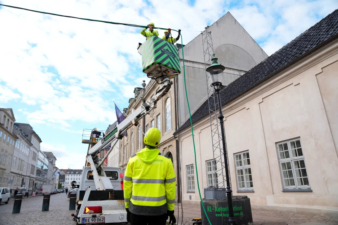 Workers assist with preparations and security before the EU summit, at Amalienborg Palace in Copenhagen, Denmark, September 29, 2025. Ritzau Scanpix/Sebastian Elias Uth via REUTERS