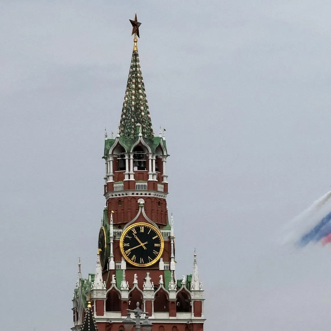 Russia's Su-25 jet aircraft release smoke in the colours of the Russian state flag while flying towards the Kremlin's Spasskaya Tower during a flypast rehearsal for a military parade, which marks the 81st anniversary of victory over Nazi Germany in World War Two, in central Moscow, Russia, May 6, 2026. REUTERS/Shamil Zhumatov