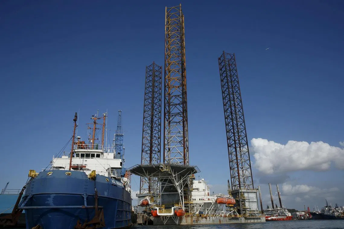 FILE PHOTO: An oil-rig is pictured amongst vessels moored along a row of shipyards northwest of Waterfront City on Batam island, in Indonesia's Riau Islands Province February 26, 2016.  REUTERS/Edgar Su/File Photo/File Photo