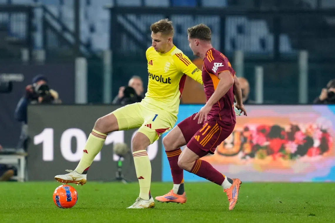 Roma remain in title hunt with 1-0 win over Como