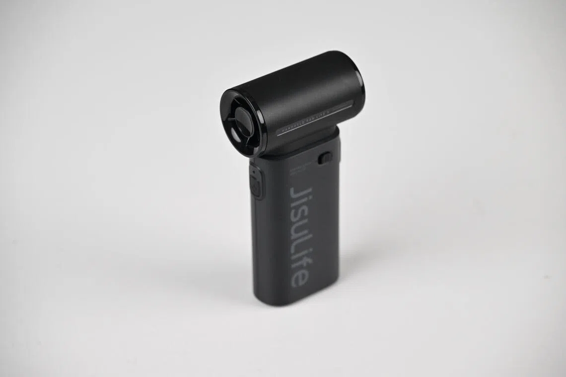 Compared with the JisuLife Ultra2 fan, JisuLife Handheld Fan Life9 is lighter at 159g.