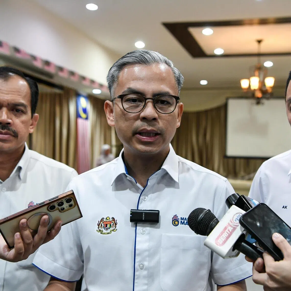 BUTTERWORTH, 14 Sept -- Menteri Komunikasi Datuk Fahmi Fadzil memberi penerangan ketika sidang media selepas meninjau Projek Fibre-to-the-Home (FTTH) di Rumah Keluarga Angkatan Tentera (RKAT) di sini hari ini.

Fahmi berkata FTTH di Rumah Keluarga Angkatan Tentera di seluruh negara dijadual siap sepenuhnya menjelang Mei 2027.

Beliau berkata buat masa ini, kerja-kerja pelaksanaan sedang giat dijalankan dengan memberi keutamaan kepada beberapa kem tentera utama termasuk Pengkalan Udara Butterworth dan Pengkalan Udara Serdang.

Turut bersama Ketua Setiausaha Kementerian Komunikasi Datuk Seri Mohamad Fauzi Md Isa dan Pengarah Urusan MCMC Abdul Karim Fakir Ali.

--fotoBERNAMA (2025) HAK CIPTA TERPELIHARA

