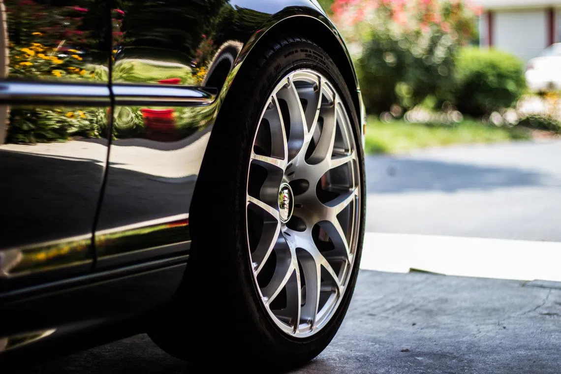 Usually, the driver will be alerted to a drastic drop in pressure in one tyre by a warning message on the instrument panel.
