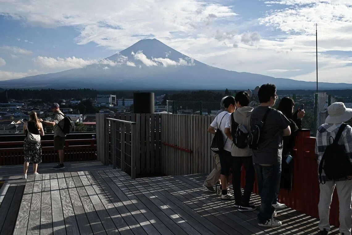 Yamanashi Prefecture to introduce helicopter rescue fees in Mount Fuji’s off-season