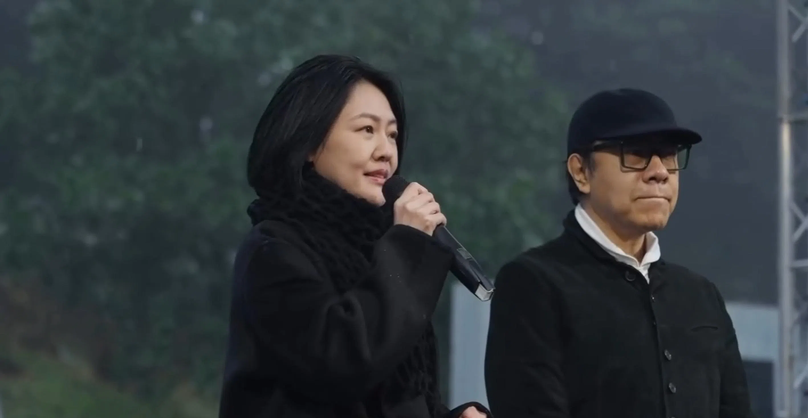 Barbie Hsu’s sister Dee Hsu and TV host Kevin Tsai were at the unveiling of Barbie Hsu’s statue.