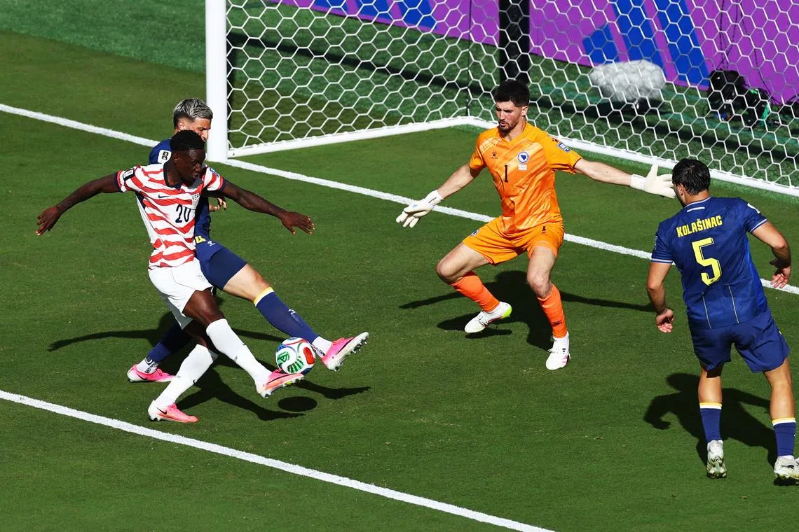 Soccer Football - FIFA World Cup 2026 - Round of 32 - United States v Bosnia and Herzegovina - San Francisco Bay Area Stadium, Santa Clara, California, U.S. - July 1, 2026 Folarin Balogun of the U.S. shoots at goal and hits the crossbar REUTERS/Pedro Nunes
