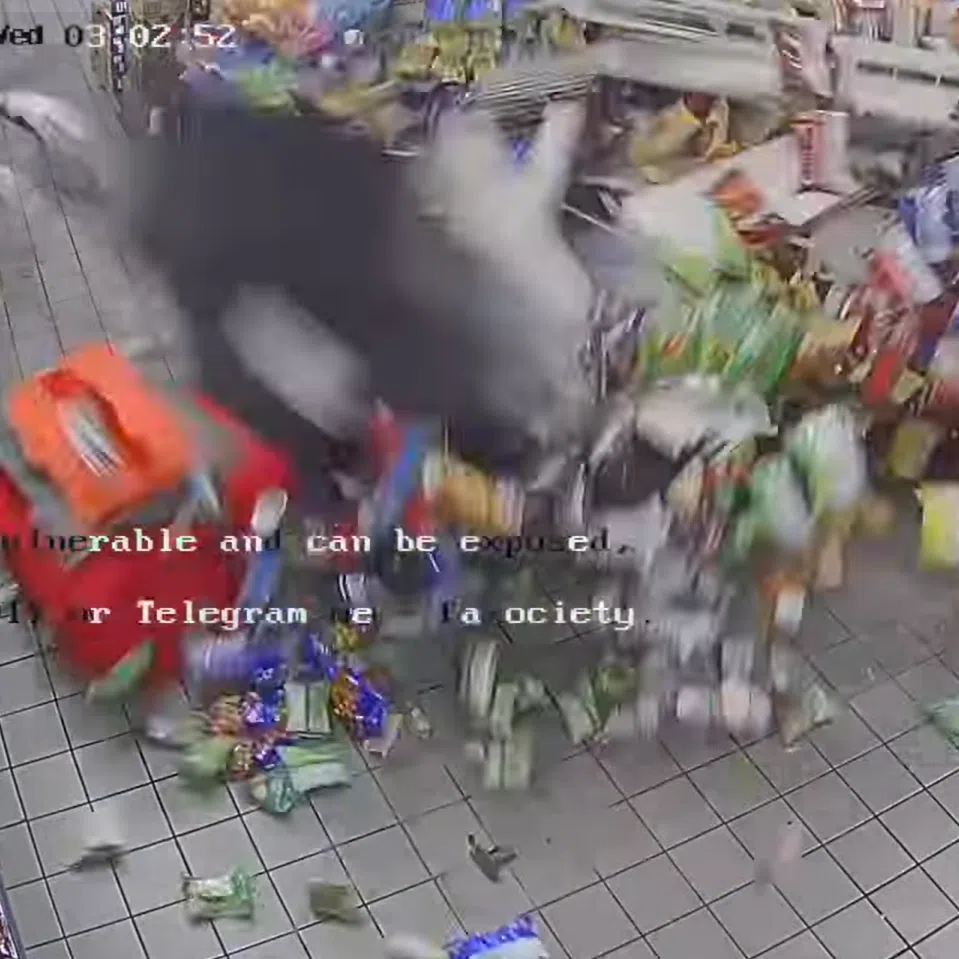 This screenshot shows the moment an ATM is violently ripped out of its mooring with a hook and a cable at a 7-Eleven in Texas.
