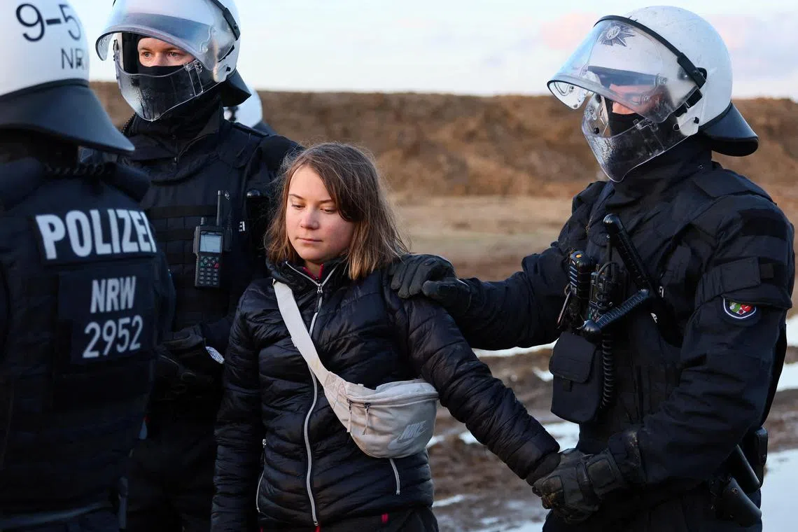FILE PHOTO: Police officers detain climate activist Greta Thunberg on the day of a protest against the expansion of the Garzweiler open-cast lignite mine of Germany's utility RWE to Luetzerath, in Germany, January 17, 2023 that has highlighted tensions over Germany's climate policy during an energy crisis. REUTERS/Wolfgang Rattay/File Photo
