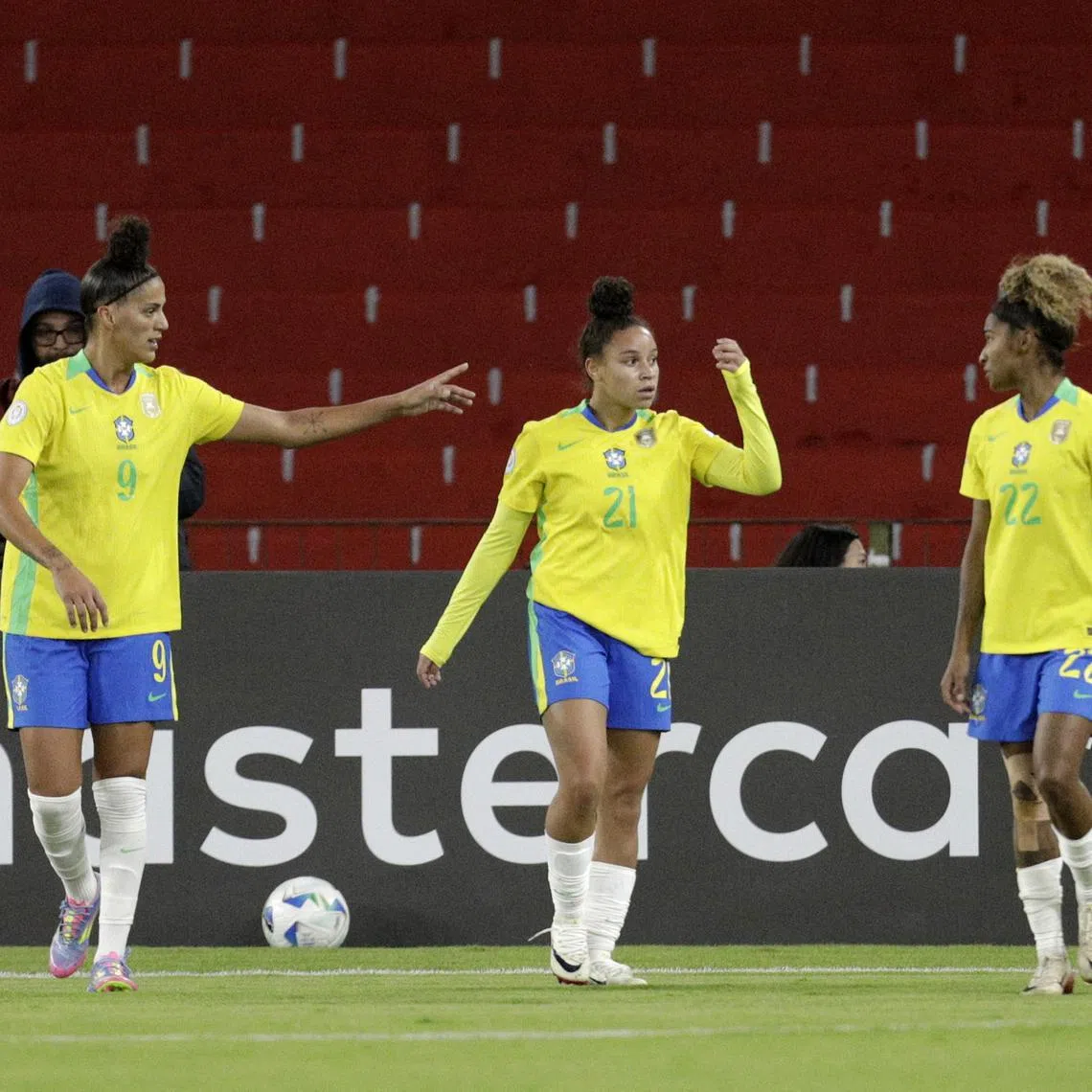 Soccer Football - Women's Copa America - Semi Final - Brazil v Uruguay - Estadio Rodrigo Paz Delgado, Quito, Ecuador - July 29, 2025 Brazil's Dudinha celebrates with Amanda Gutierres and Luany after scoring their fifth goal REUTERS/Cristina Vega