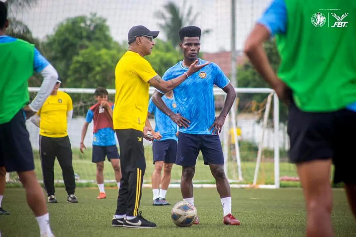 kylaos11 - Singaporean coach Satyasagara in a training session with Young Elephants FC.



Credit: Young Elephants FC