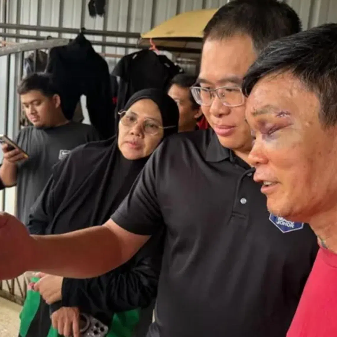 Goh Kong Meng (in red) and caretaker Johor health and environment committee chairman Ling Tian Soon speaking to MCA president Dr Wee Ka Siong in a video call.