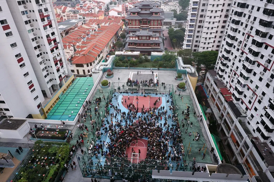 Basketball influencer Matt Kiatipis and his entourage playing basketball with members of the public at Chinatown Complex basketball court on Oct 6, 2026. ST PHOTO: BRIAN TEO