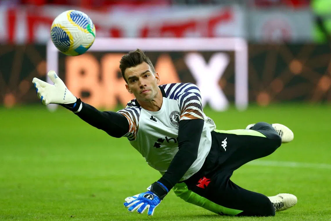 FILE PHOTO: Soccer Football - Brasileiro Championship - Internacional v Vasco da Gama - Estadio Beira-Rio, Porto Alegre, Brazil - July 7, 2024 Vasco da Gama's Leo Jardim during the warm up before the match REUTERS/Diego Vara/File Photo