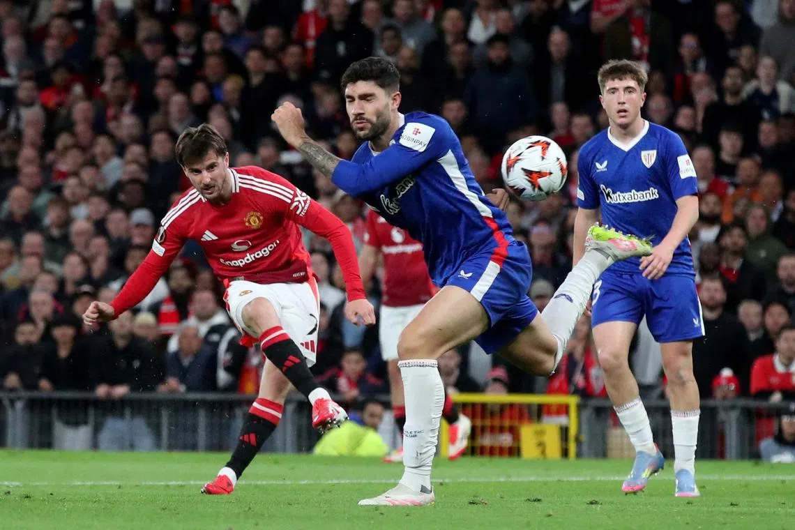 Manchester United's Mason Mount scores the equaliser in the 72nd minute.