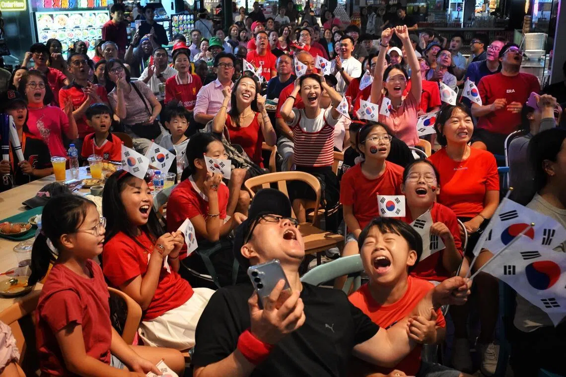 Disappointed South Korean fans are still hopeful that their team will qualify for the round of 32 of the World Cup.