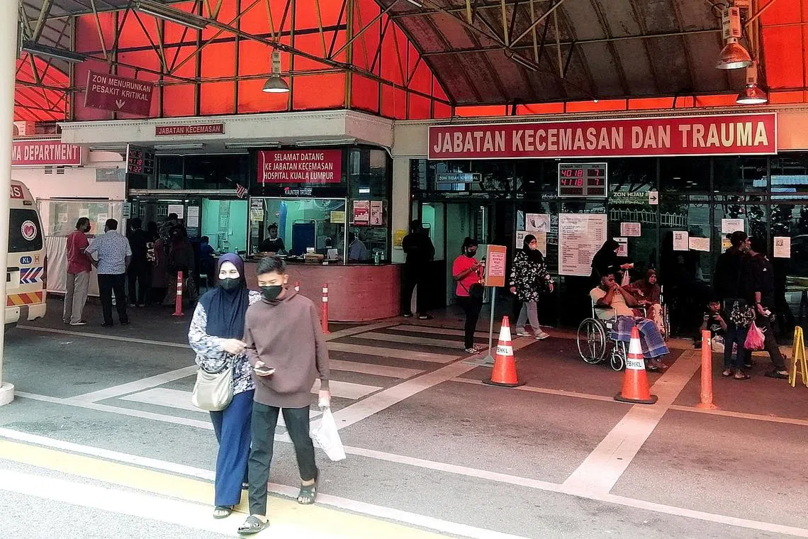 ramhealth08 - Situation infront of emergency  room  at Hospital kuala lumpur.

Credit: SHAARI CHEMAT /The Star