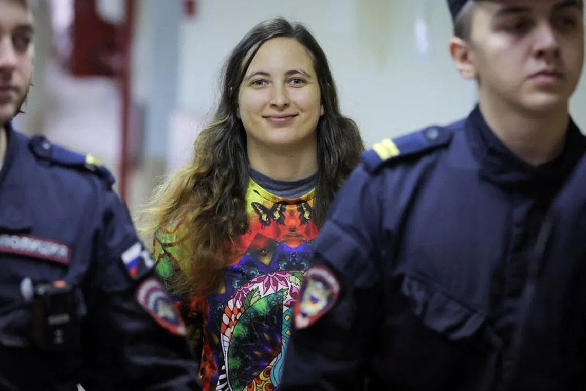 FILE PHOTO: Alexandra (Sasha) Skochilenko, a 33-year-old artist and musician charged with spreading false information about Russia's armed forces after replacing supermarket price tags with slogans protesting against the country's military operation in Ukraine, is escorted during a court hearing in Saint Petersburg, Russia November 8, 2023.  REUTERS/Anton Vaganov/File Photo
