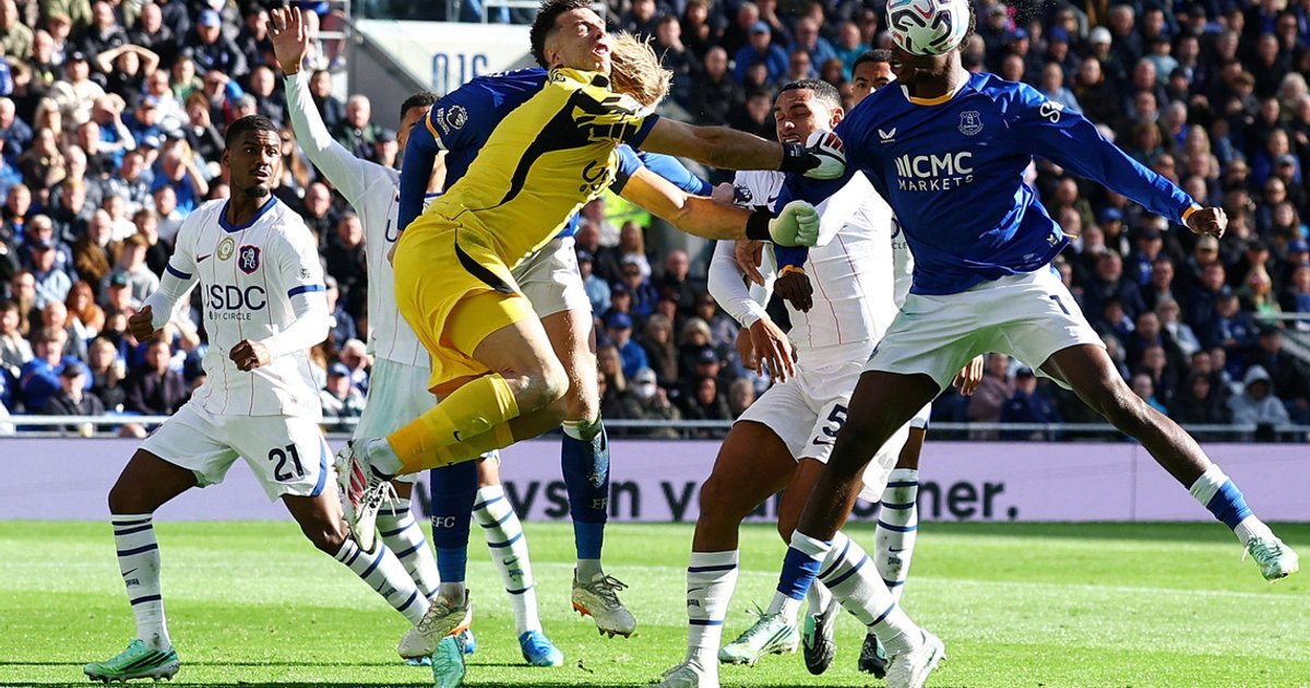 Chelsea's Martinez suffered concussion after collision at Everton, says Alonso