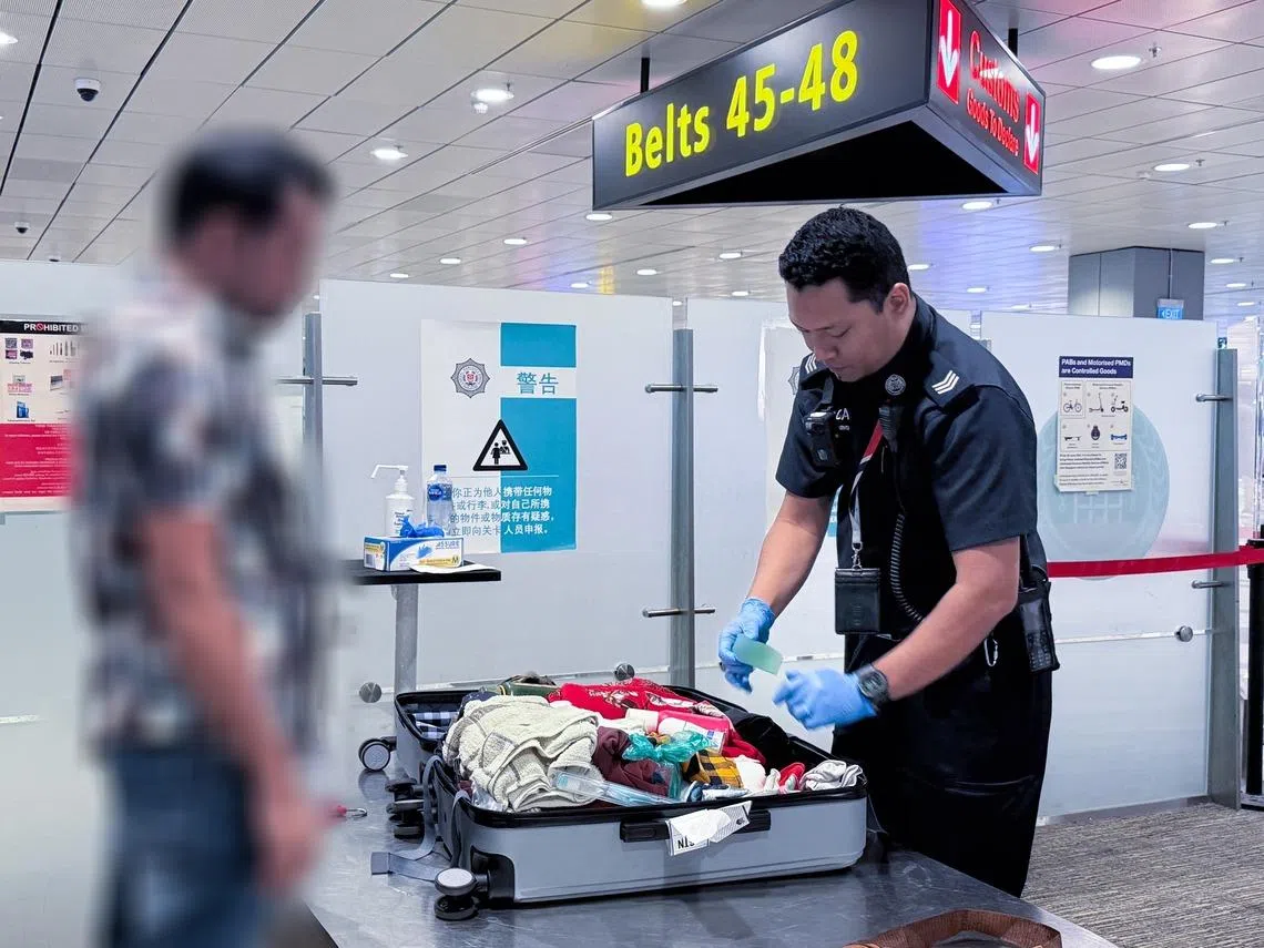 More than 240 e-vaporisers and related components were seized at Singapore’s checkpoints between March 24 and March 27.v