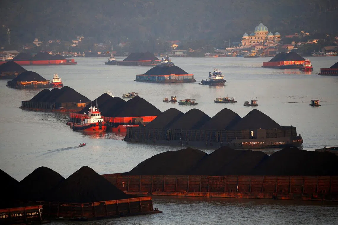 FILE PHOTO: Coal barges are pictured as they queue to be pulled along the Mahakam river in Samarinda, East Kalimantan province, Indonesia, August 31, 2019. REUTERS/Willy Kurniawan/File Photo