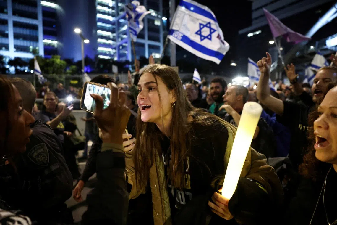 FILE PHOTO: Israelis protest against the government and to show support for the hostages who were kidnapped during the deadly October 7 2023 attack, amid the ongoing conflict in Gaza between Israel and Hamas, in Tel Aviv, Israel December 7, 2024. REUTERS/Stoyan Nenov/File Photo