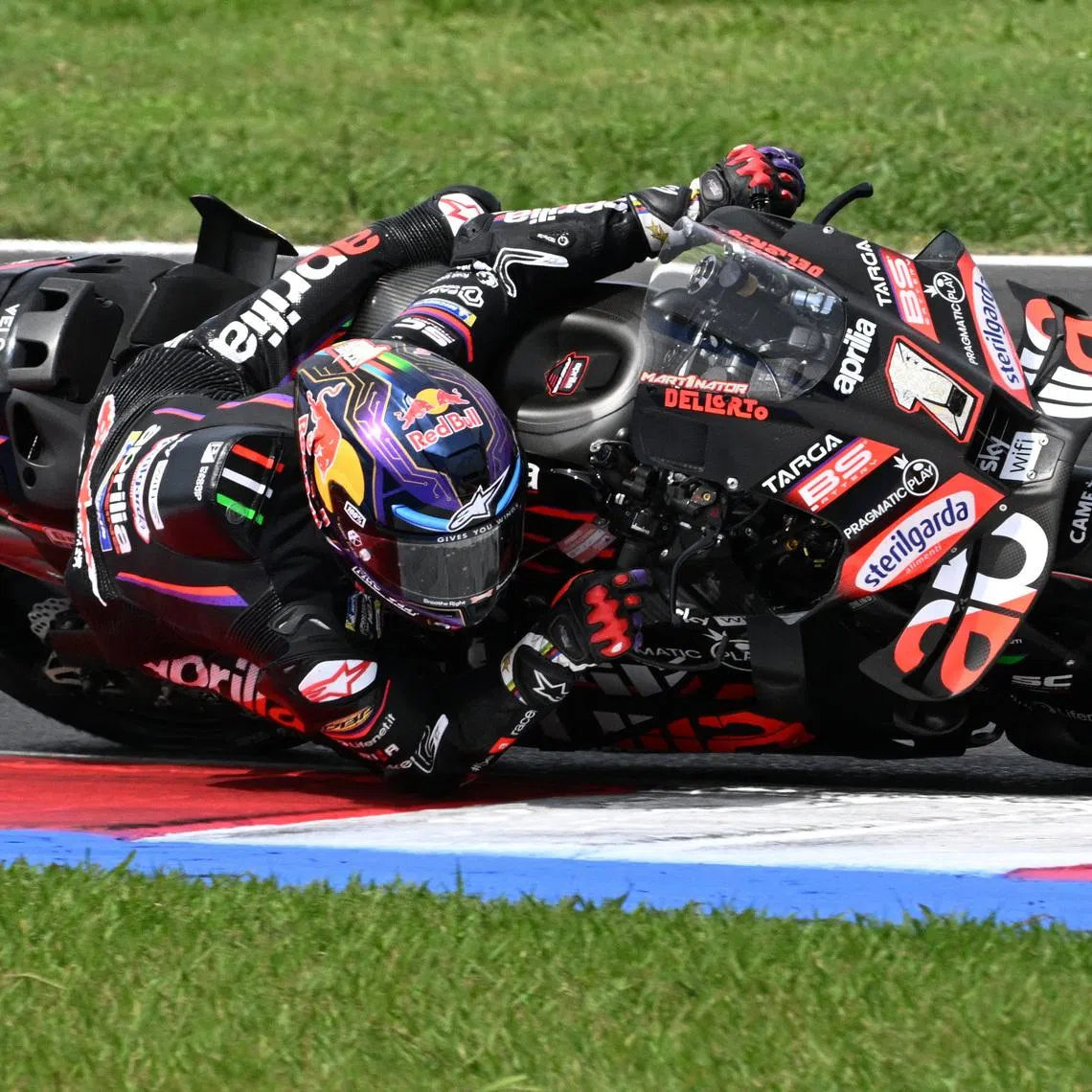FILE PHOTO: MotoGP - San Marino Grand Prix - Misano World Circuit Marco Simoncelli, Misano, Italy - Spetember 14, 2025 Aprilia Racing's Jorge Martin in action during the race REUTERS/Jennifer Lorenzini/ File Photo