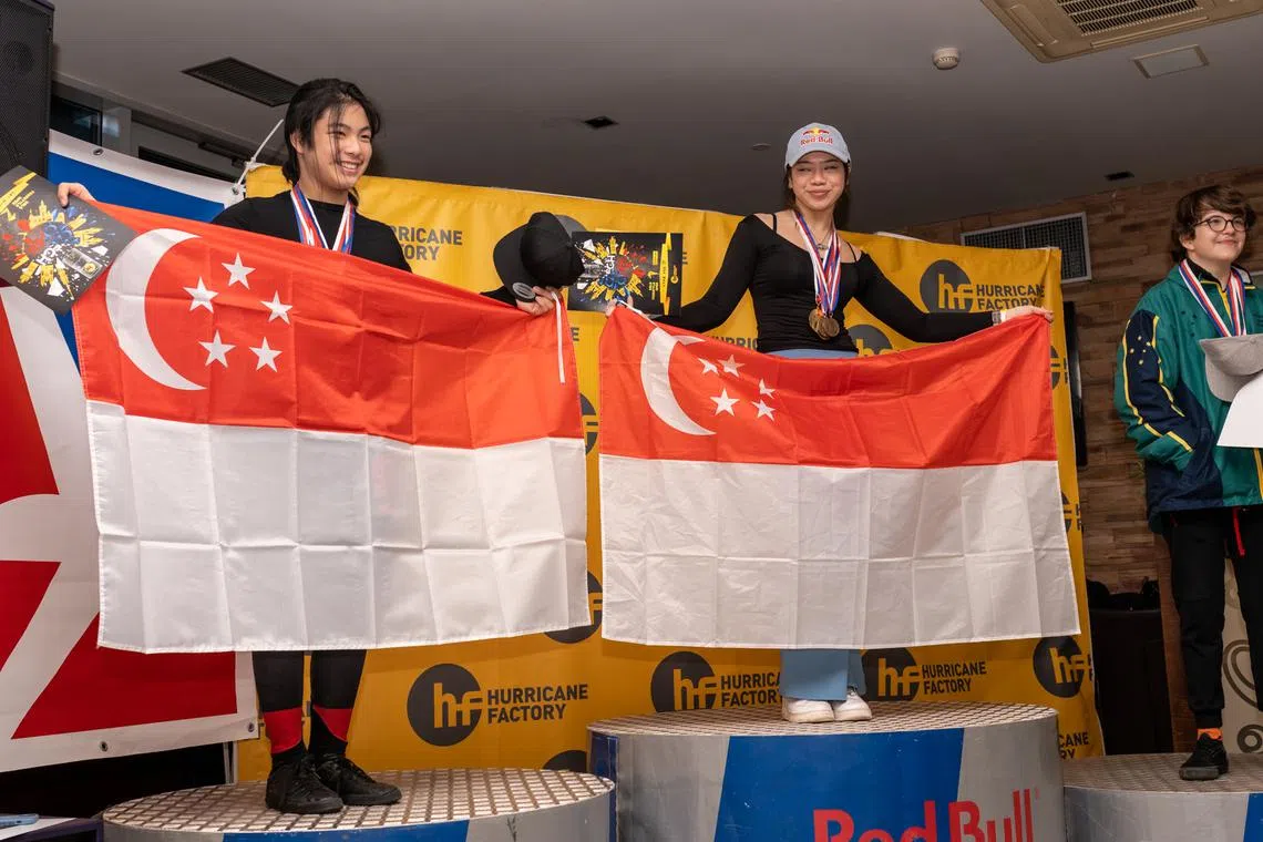 Solo Freestyle Open Gold Medallist Kyra Poh (right) and Silver Medallist Kai Minejima-Lee (left).