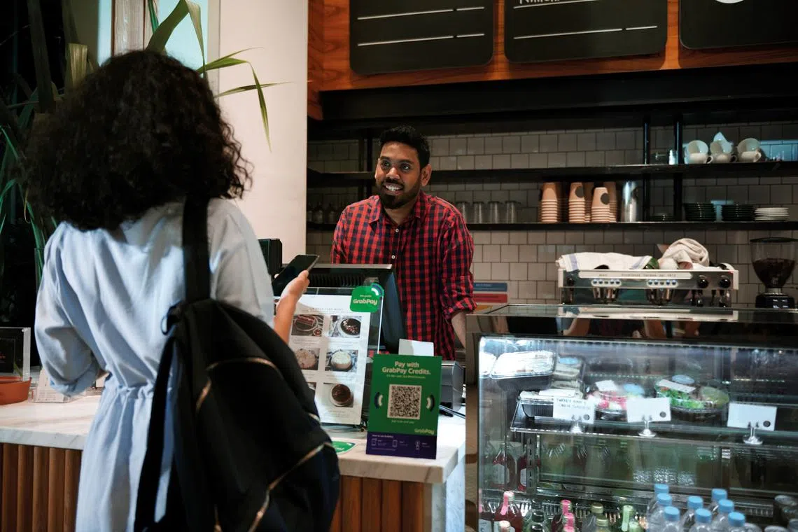 singapore customer pay restaurant bill with grab dining deals