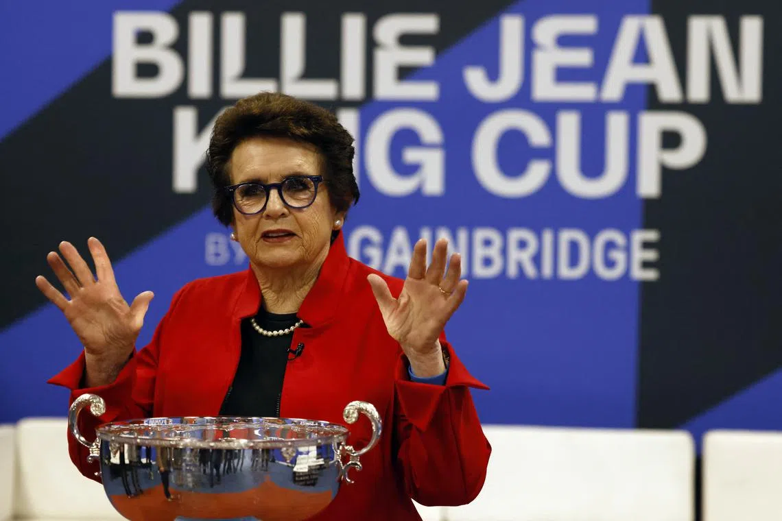 FILE PHOTO: Tennis - Billie Jean King Cup Finals - Estadio de La Cartuja, Seville, Spain - November 8, 2023 Former player Billie Jean King poses with the trophy REUTERS/Marcelo Del Pozo/File Photo