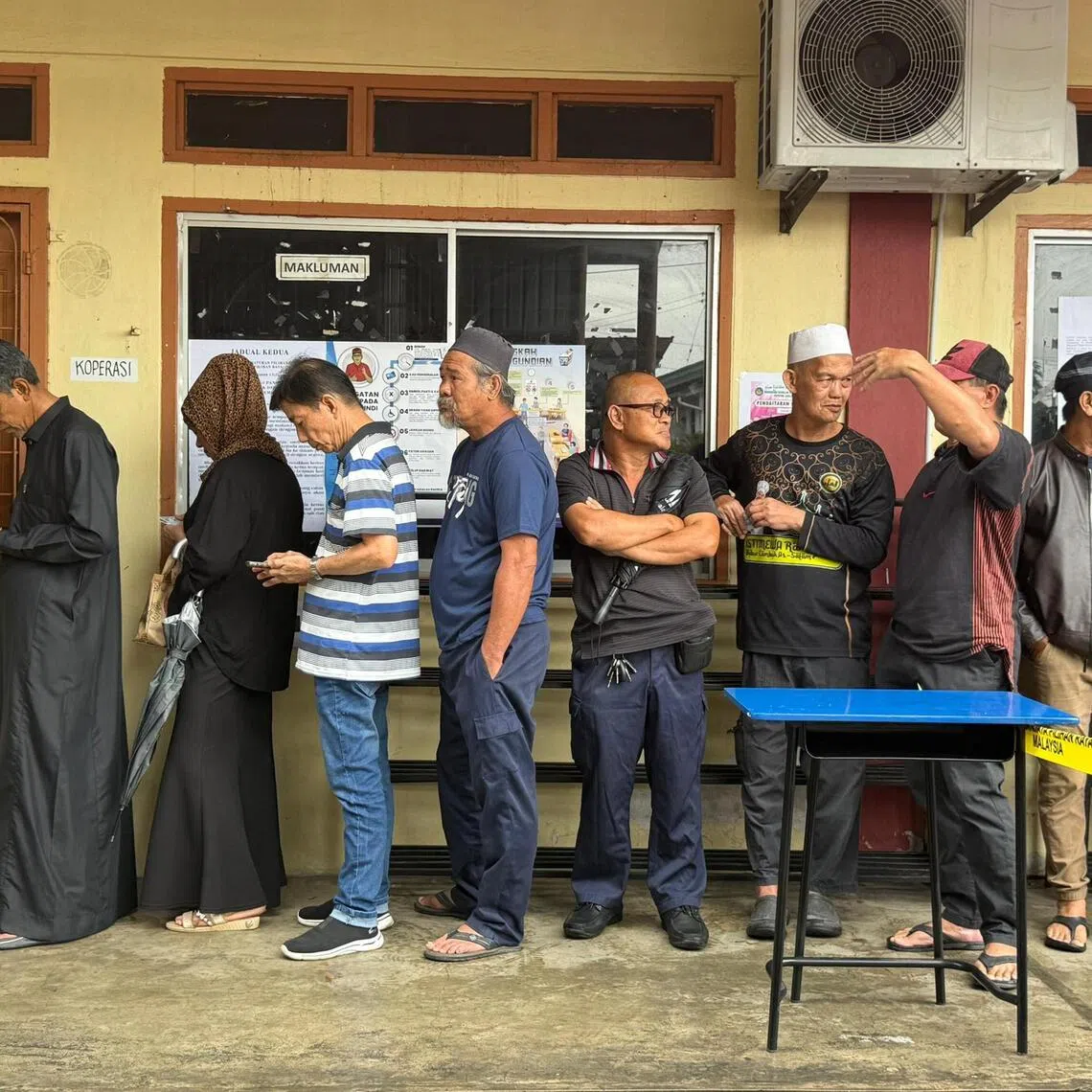 mmsabpoll

Caption: Voters casting their vote at Madrasah Assalam Kg Contoh, Petagas, Sabah on November 29, 2025.

ST PHOTO: Muzliza Mustafa